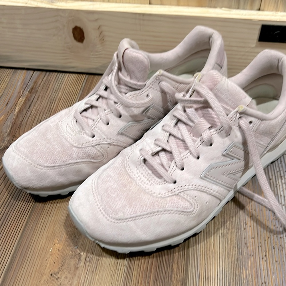 New Balance lifestyle sneakers 7.5